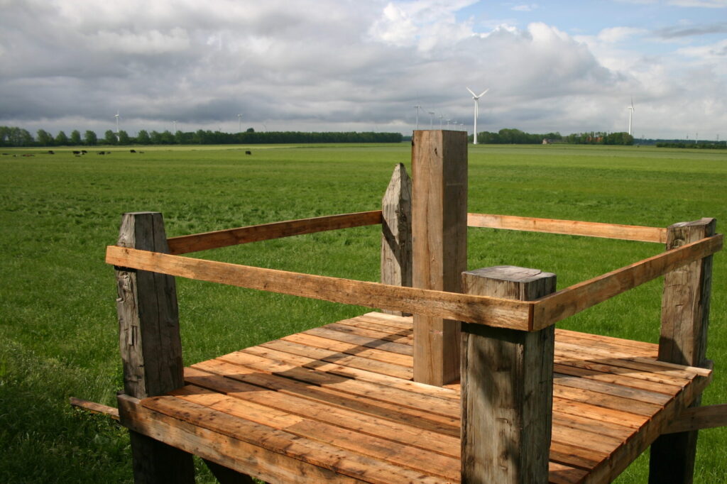 meetstoel rivierduingebied van hout