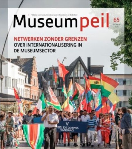 cover van het blad museumpeil met een optocht met kleurige vlaggen voorop