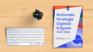 toetsenbord met de nationale strategie als document ernaast