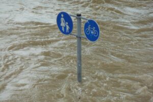 een verkeersbord staat in het water