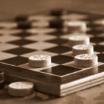 een damspel met damstenen op een bord