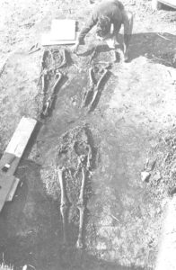 zwart-wit foto van een opgraving van een menselijk skelet