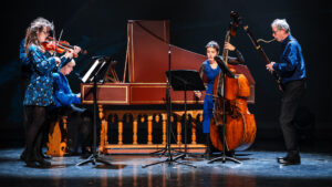 orkest wat speelt op een podium.