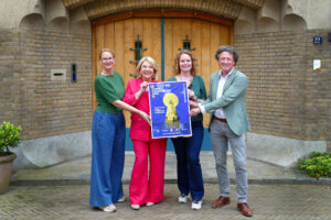 Fotobijschriftt: v.l.n.r. Marielle Hendriks (voorzitter Adviescommissie Erfgoed & Monumentenzorg van het Cultuurfonds), Janny van der Heijden (ambassadeur Open Monumentendag), Annemarie Willems (programmamanager Adviescommissie Erfgoed & Monumentenzorg van het Cultuurfonds), Bert Boer (directeur Stichting Nederland Monumentenland) © Stichting Nederland Monumentenland.