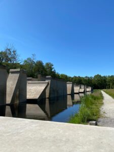 betonnen wanden, half in het water, bij het waterloopbos