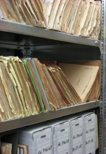 archiefkasten met papieren en mappen