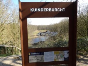 Informatiebord Kuinreburcht met doorkijkscherm met een situatieschets van hoe het er vroeger uit gezien zou hebben.