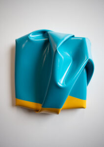 kunstwerk van een gevouwen object in aqua en gele kleur gemaakt door Anne Will Lufting.